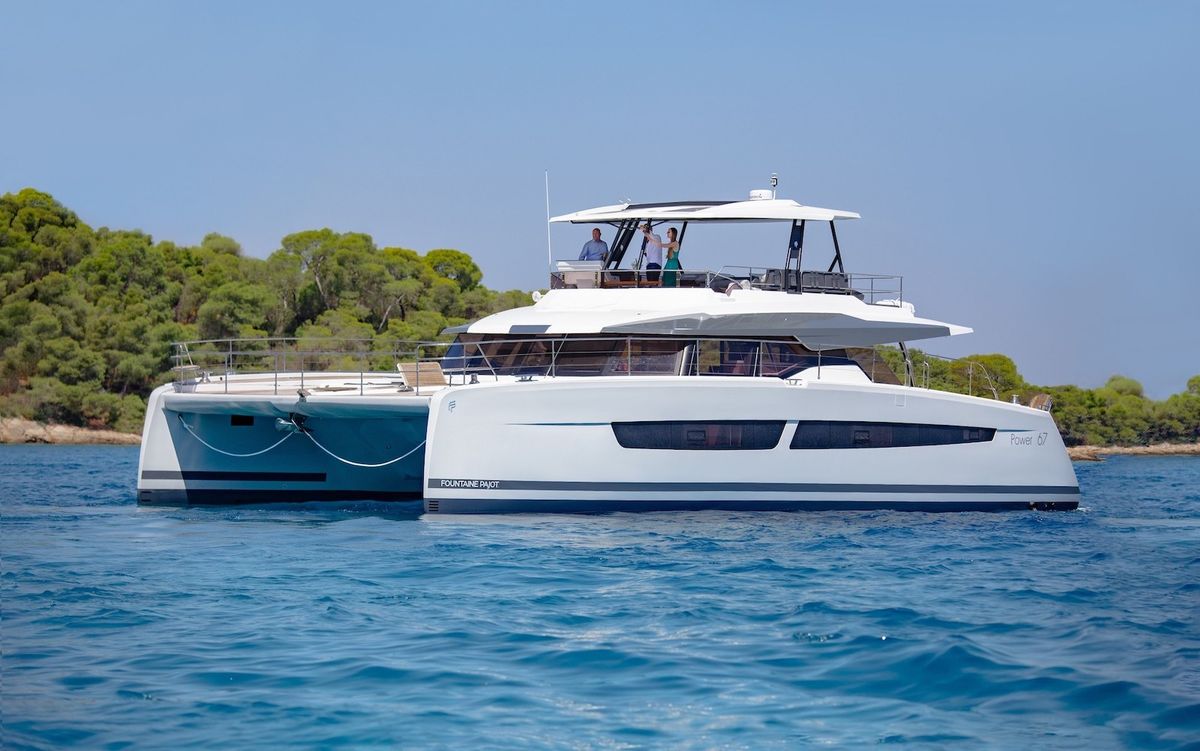 Un grand catamaran à moteur naviguant dans les eaux bleues