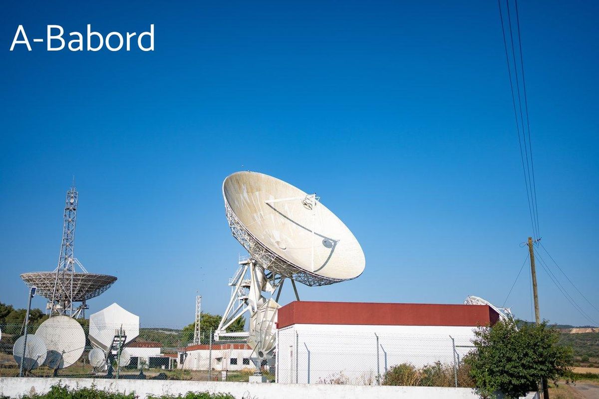 Antenne satellite capturant des données pour une navigation précise et un voyage optimisé.