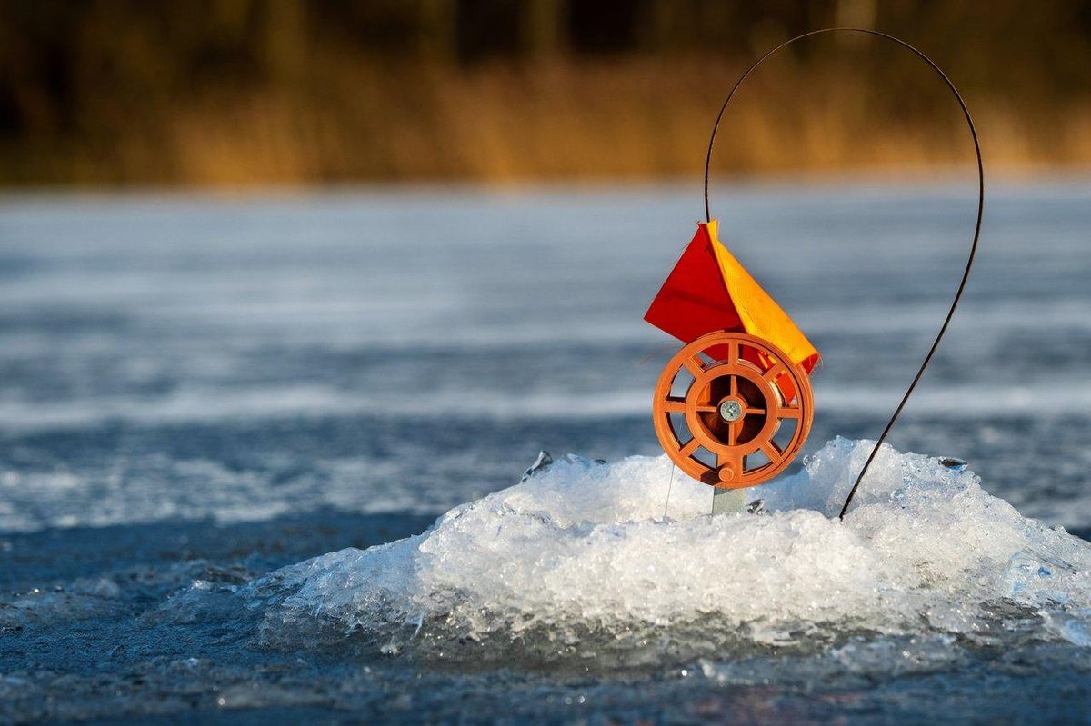 Athlète concentré en entraînement hivernal de long casting pour la pêche en mer du bord.