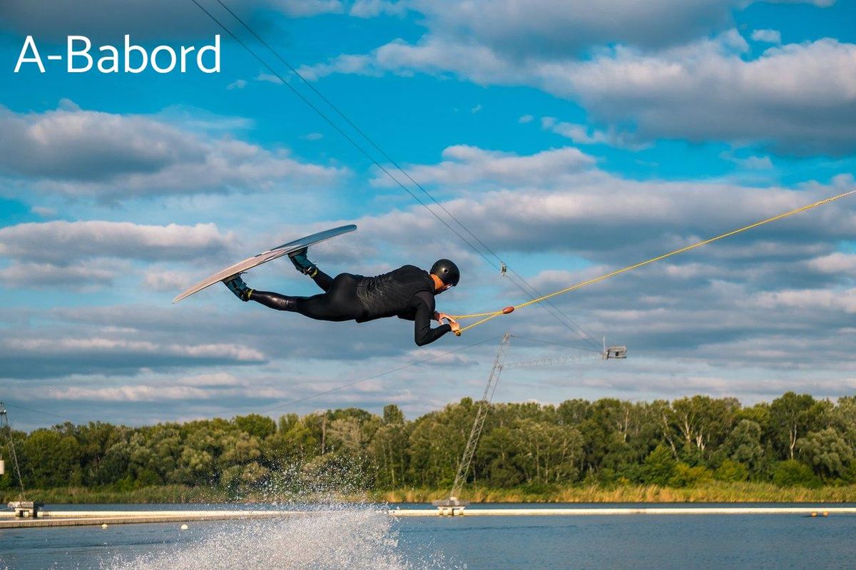 Athlète en pleine séance d'entraînement de wakeboard sur fond musical ensoleillé.