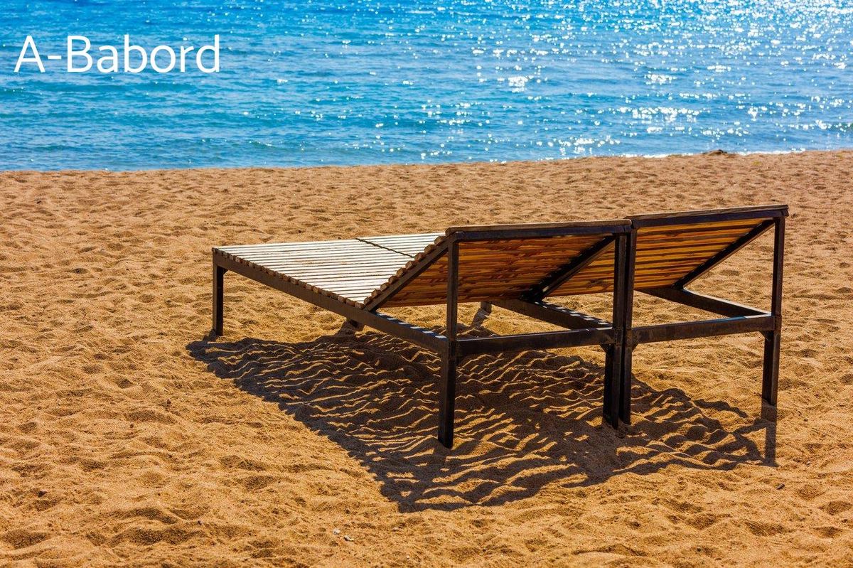 Bain de soleil en bois : idéal sur une plage ou un yacht, allie style et confort naturel.