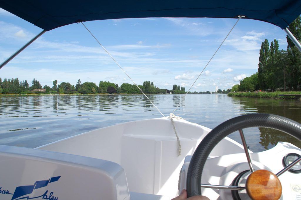 Vue de la cabine d'un bateau sur la rivière