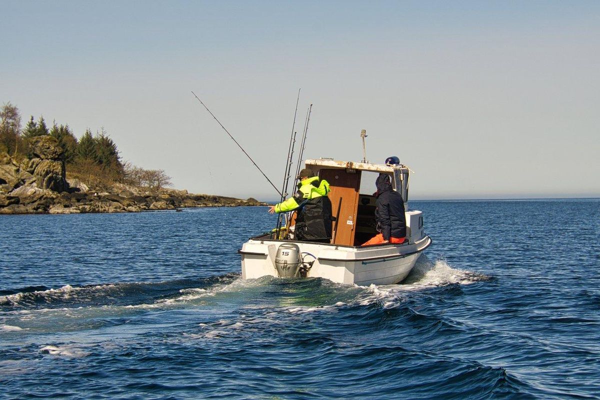 Bateau de pêche en Atlantique, idéal pour pêcher le lieu jaune avec canne casting et leurres colorés.
