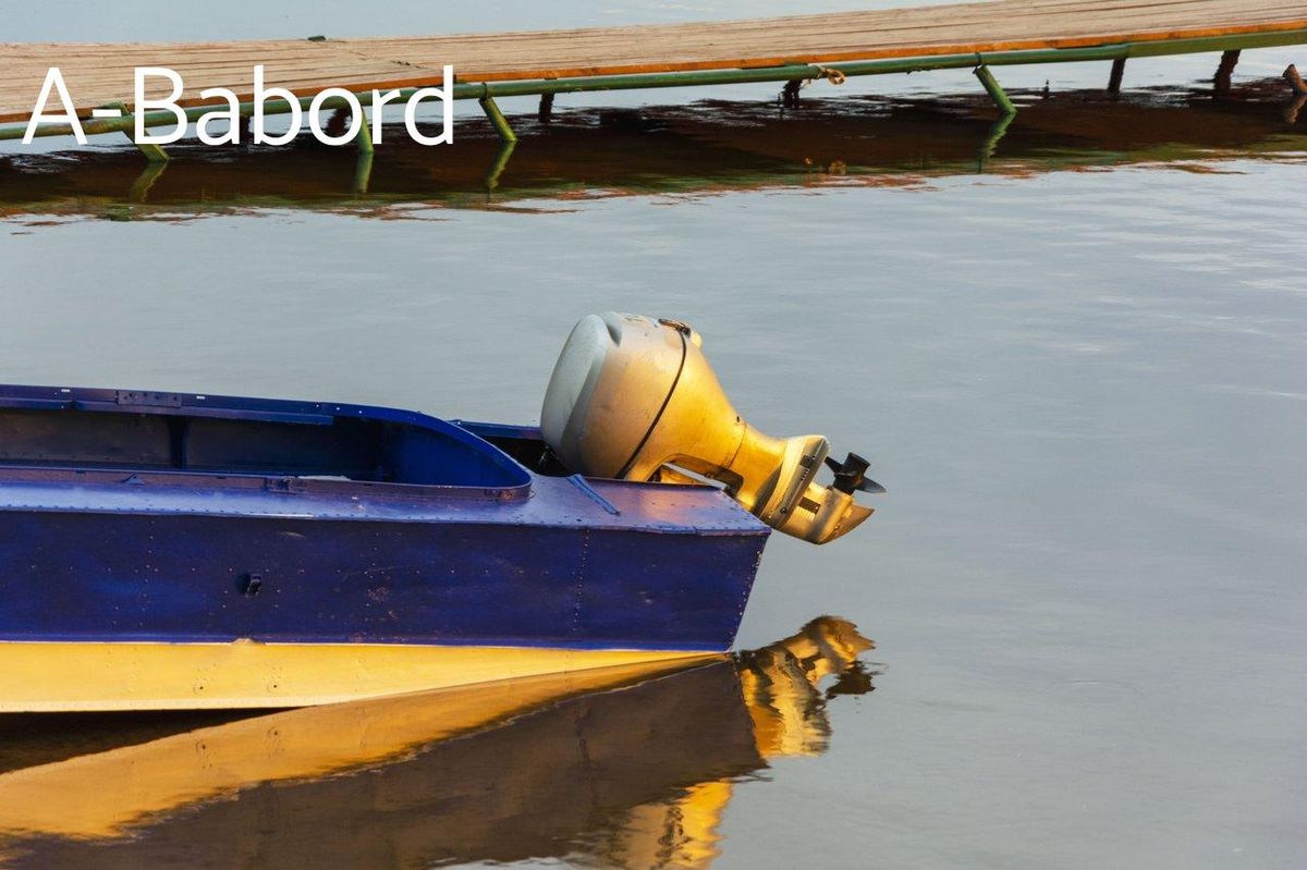 Bateau électrique hors-bord dernier cri naviguant paisiblement sur une eau claire devant un littoral préservé.