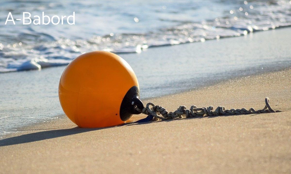 Bouée échouée sur la plage : témoin des défis du Vendée Globe, vitales pour la recherche marine.