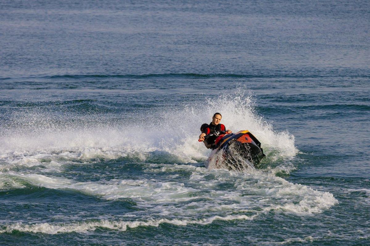 Caméra d'action SJCAM fixée sur une sangle de tête lors d’une session de wakeboard en immersion, capturant l’intensité des sports nautiques.