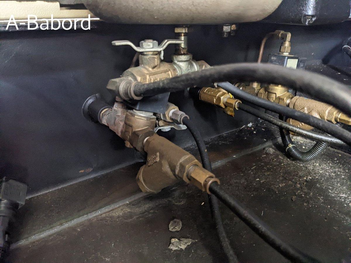 Combiner valves et tuyaux pour un flux de carburant optimal dans votre moteur hors-bord.