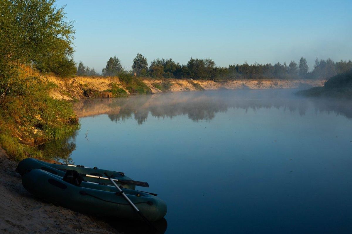 Configuration de pêche à la ligne flottante en rivière avec différents types de flotteurs au bord de l'eau.