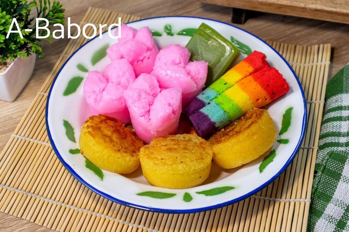 Desserts colorés et gourmands sur la table du cockpit, parfaits pour une ambiance conviviale en famille.