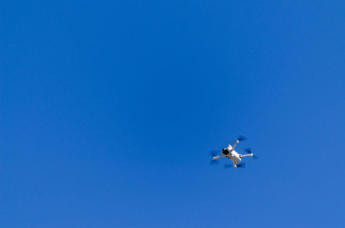 Drones de pêche en action effectuant un largage d’appâts pour une meilleure détection des poissons.