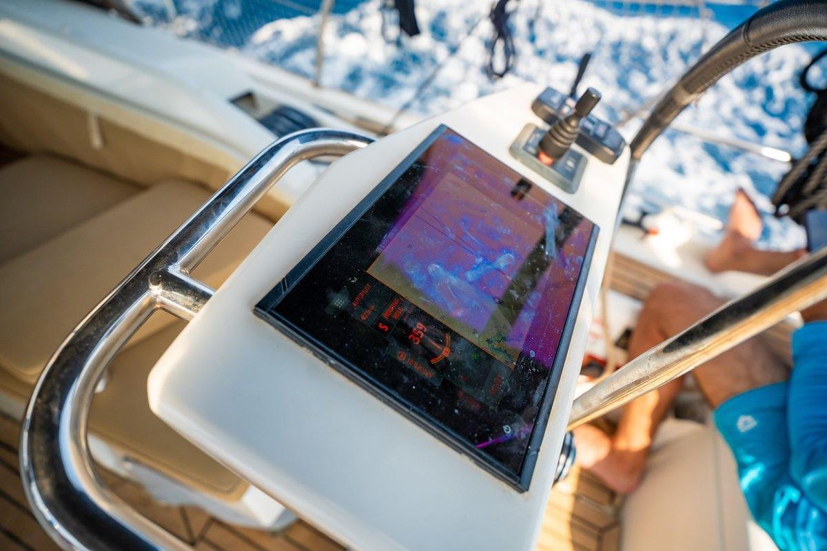 Écran de sonar marin Lowrance Elite FS 7 avec technologie Active Imaging 3-en-1 pour une vue détaillée des fonds marins.