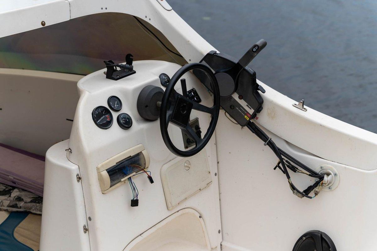 Écran de sondeur fishfinder affichant isobathes, codes couleurs du fond et arcs de poissons en eau douce.