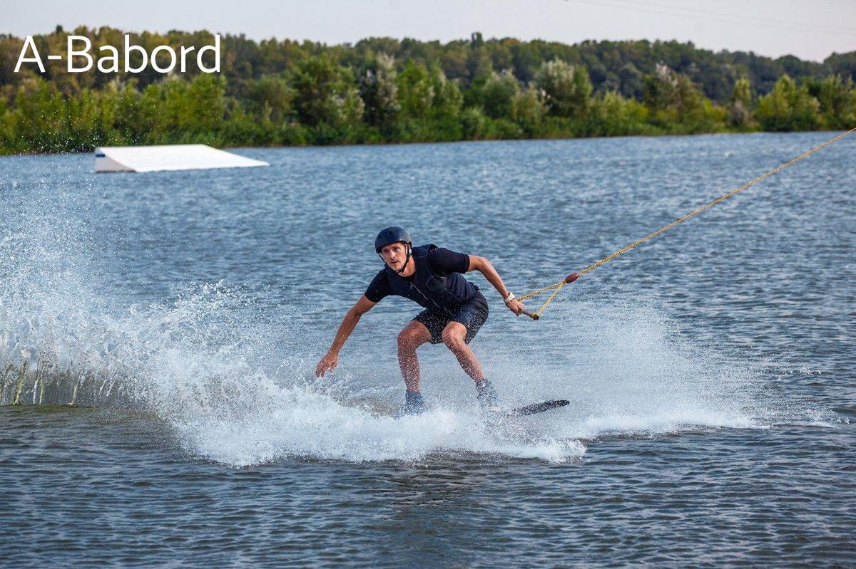 Enfant se lançant dans le wakeboard pour une croissance physique optimale.