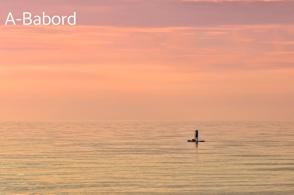 Équilibre et sérénité au coucher de soleil : débuter le paddle sans stress.