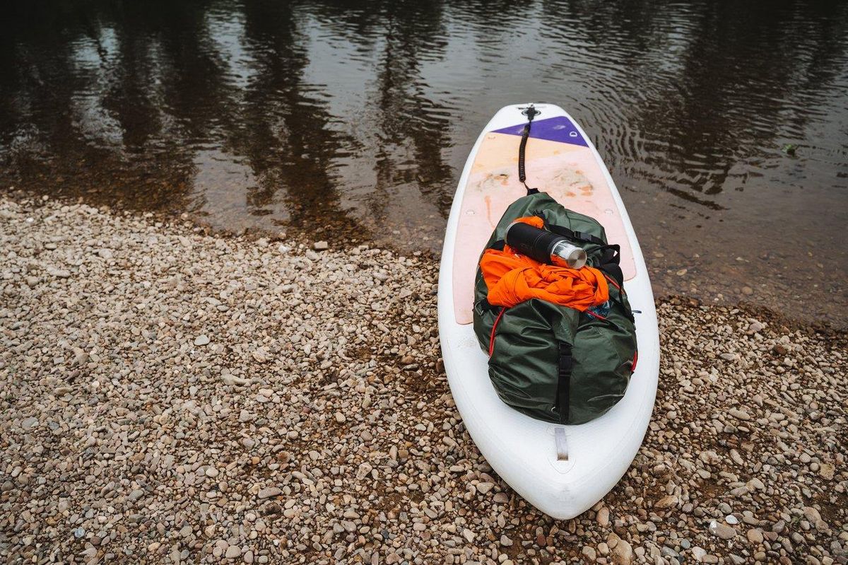 Équipement complet pour sports nautiques automnaux : combinaison néoprène, veste, gants et gilet de sauvetage.