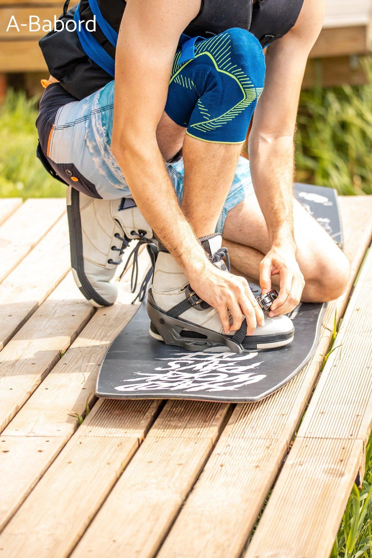 Équipement de wakeboard prêt pour la saison : casque, veste et bottes pour une pratique en toute sécurité.