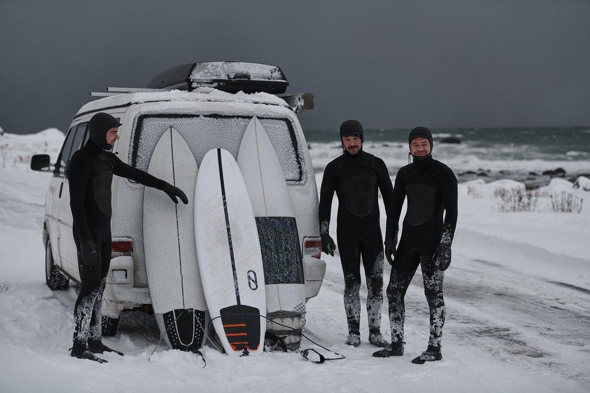 Équipements de training d’hiver pour le surf : combinaison néoprène, surfskate et accessoires de renforcement musculaire.
