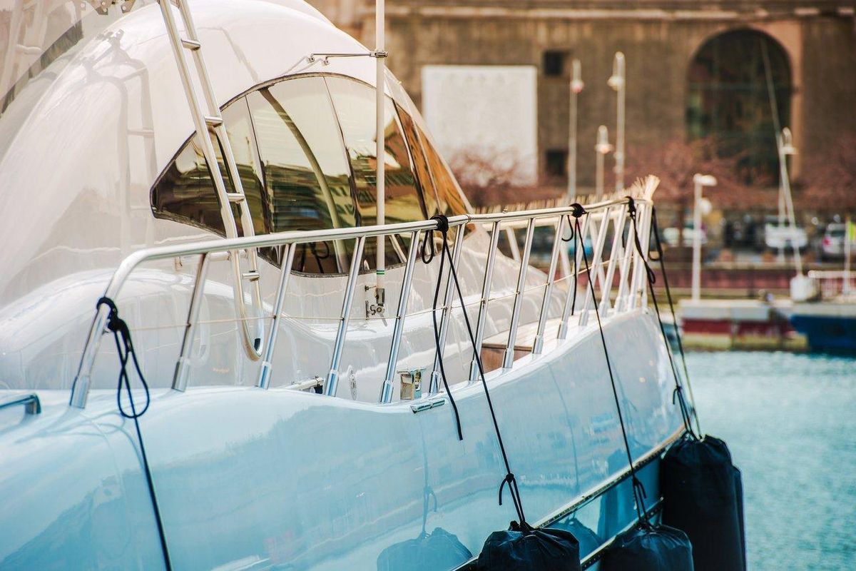 Exposition moderne de bateaux de luxe et équipements high-tech lors du Paris Nautic Show 2025.