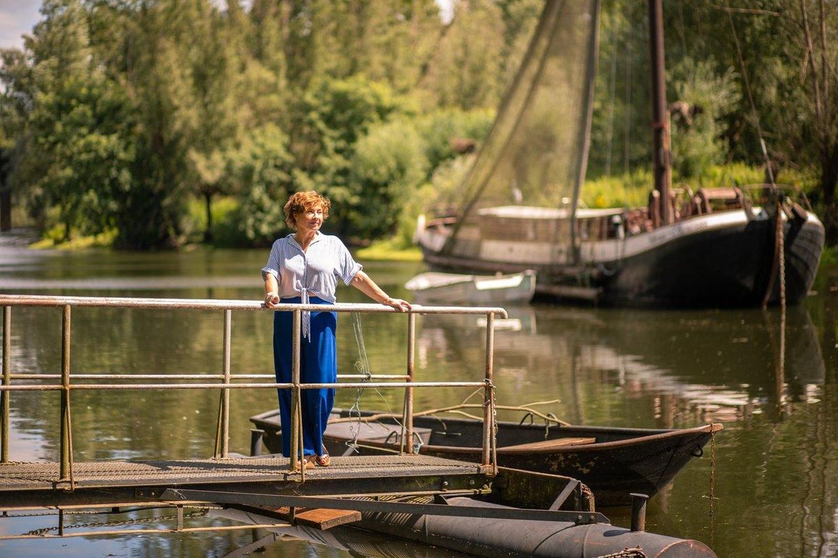 Famille naviguant en bateau sans permis sur un canal calme, symbole de complicité et d'activités nautiques en famille.