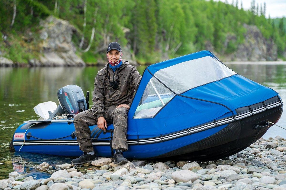Fisherman fishing vest boat : équipement essentiel pour une sortie de pêche en mer réussie.