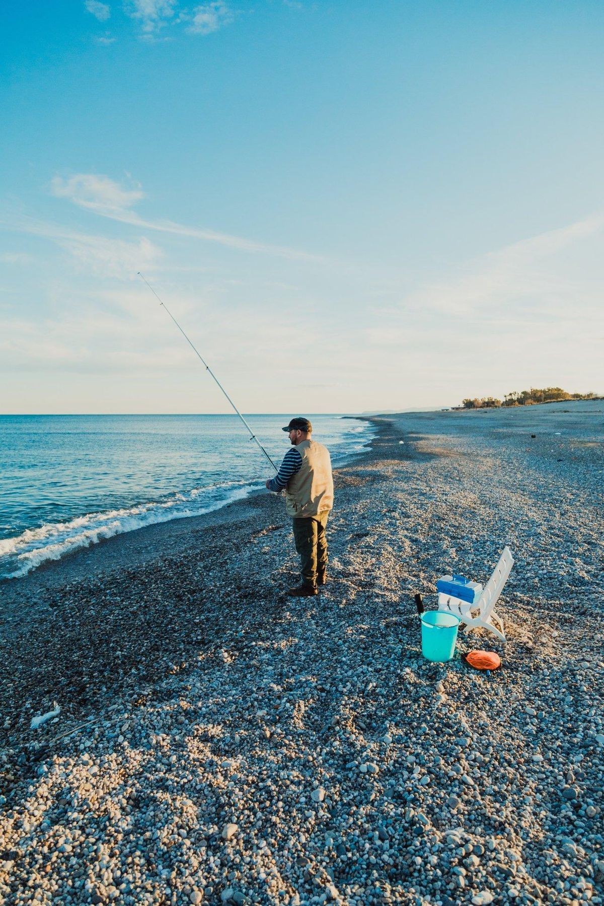 Fisherman surfcasting en pleine marée haute, optimisant ses chances de succès en mer.