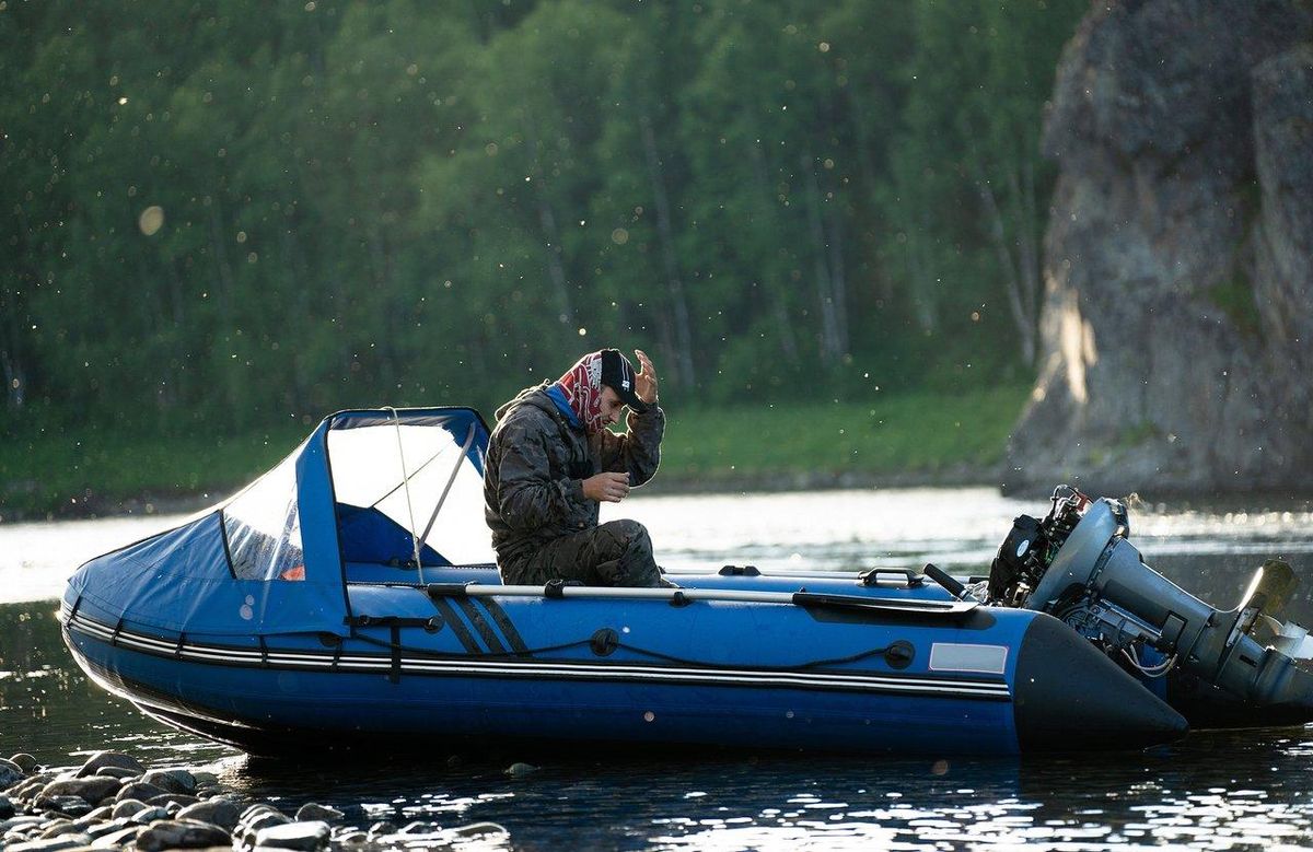 Fisherman using bird radar pour repérer des zones poissonneuses au large de la côte rocheuse.