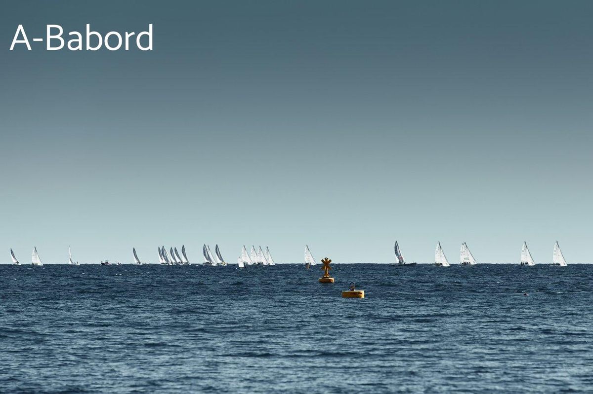 Flotte de voiliers dans la course, vers la ligne d'arrivée du Vendée Globe 2025.