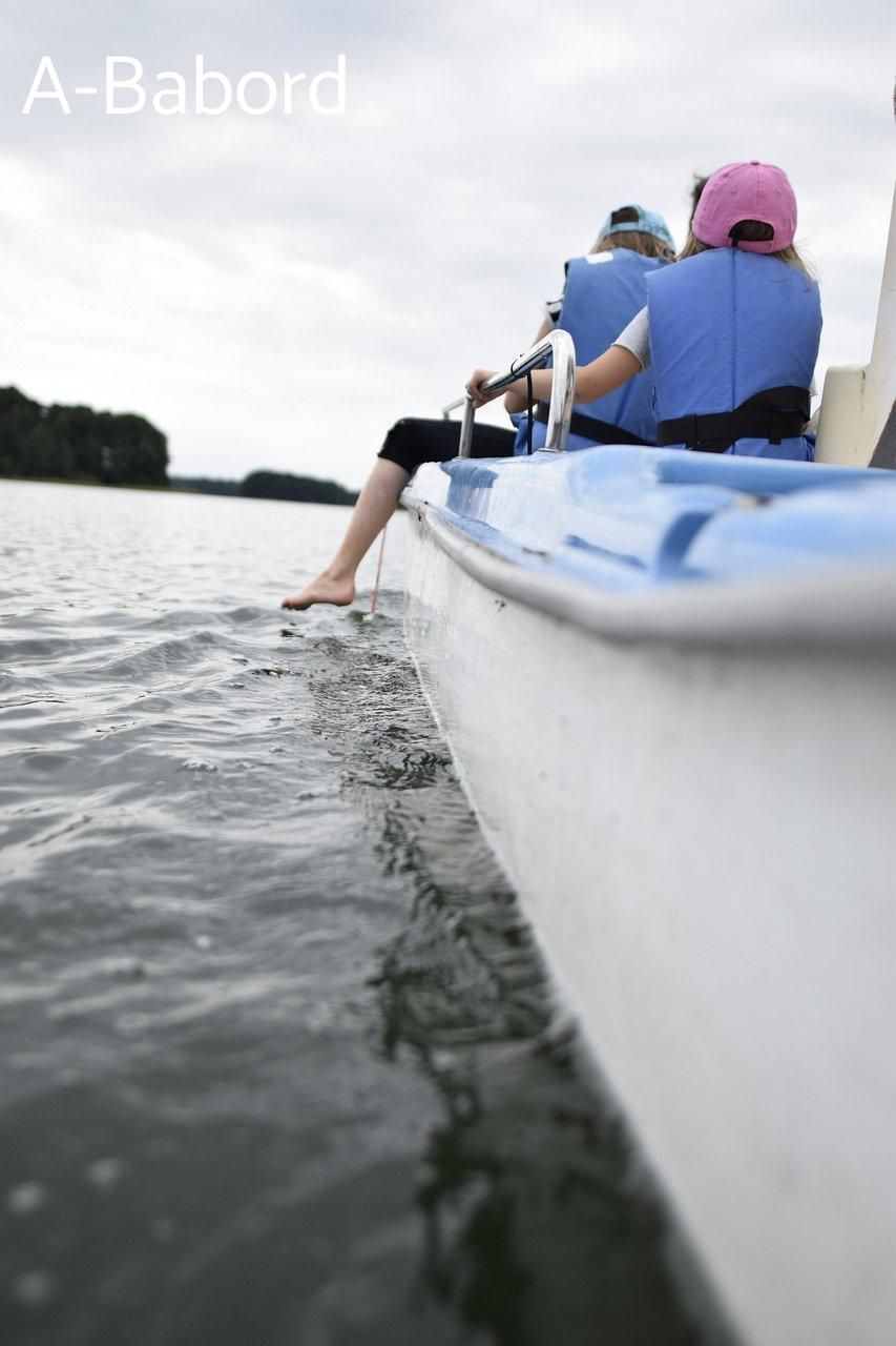 Gilet de sauvetage en action : sécurité et plaisir garantis en aviron.
