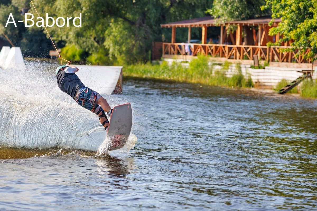Glisse maîtrisée : préparez-vous pour le wakeboard hivernal en toute sécurité et confort.