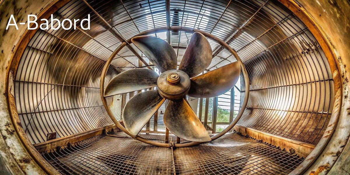 Hélice robuste : l'acier inoxydable, symbole de durabilité pour moteurs hors-bord performants.