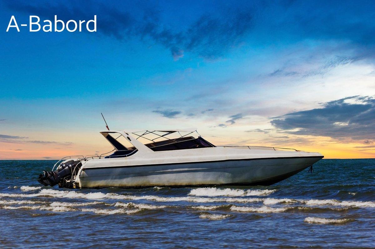 Hors-bord au coucher de soleil. Vérifiez toujours les papiers avant l'achat pour éviter les vagues.