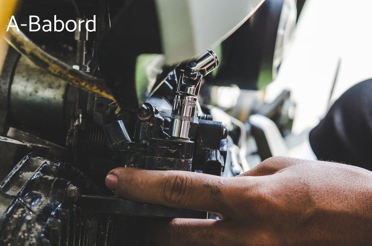 Inspecter et resserrer, le secret pour un moteur hors-bord toujours prêt après chaque sortie.