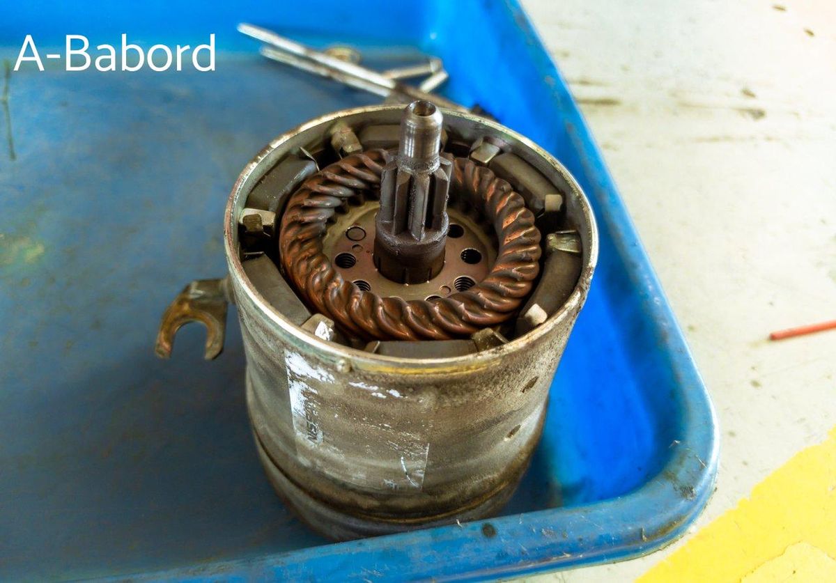 Inspecter les pièces internes pour une maintenance hors-bord optimisée.