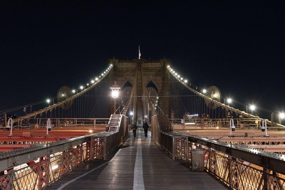 Intervention des secours nocturnes au pied du Brooklyn Bridge après l'accident du Cuauhtémoc.