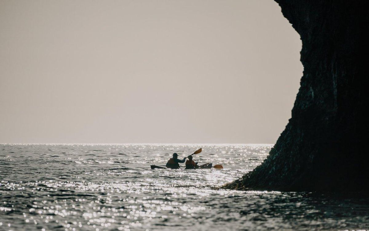 Kayakiste en mer dans le Golfe du Morbihan, profitant de la faune marine lors d'une session de sea kayaking wildlife.