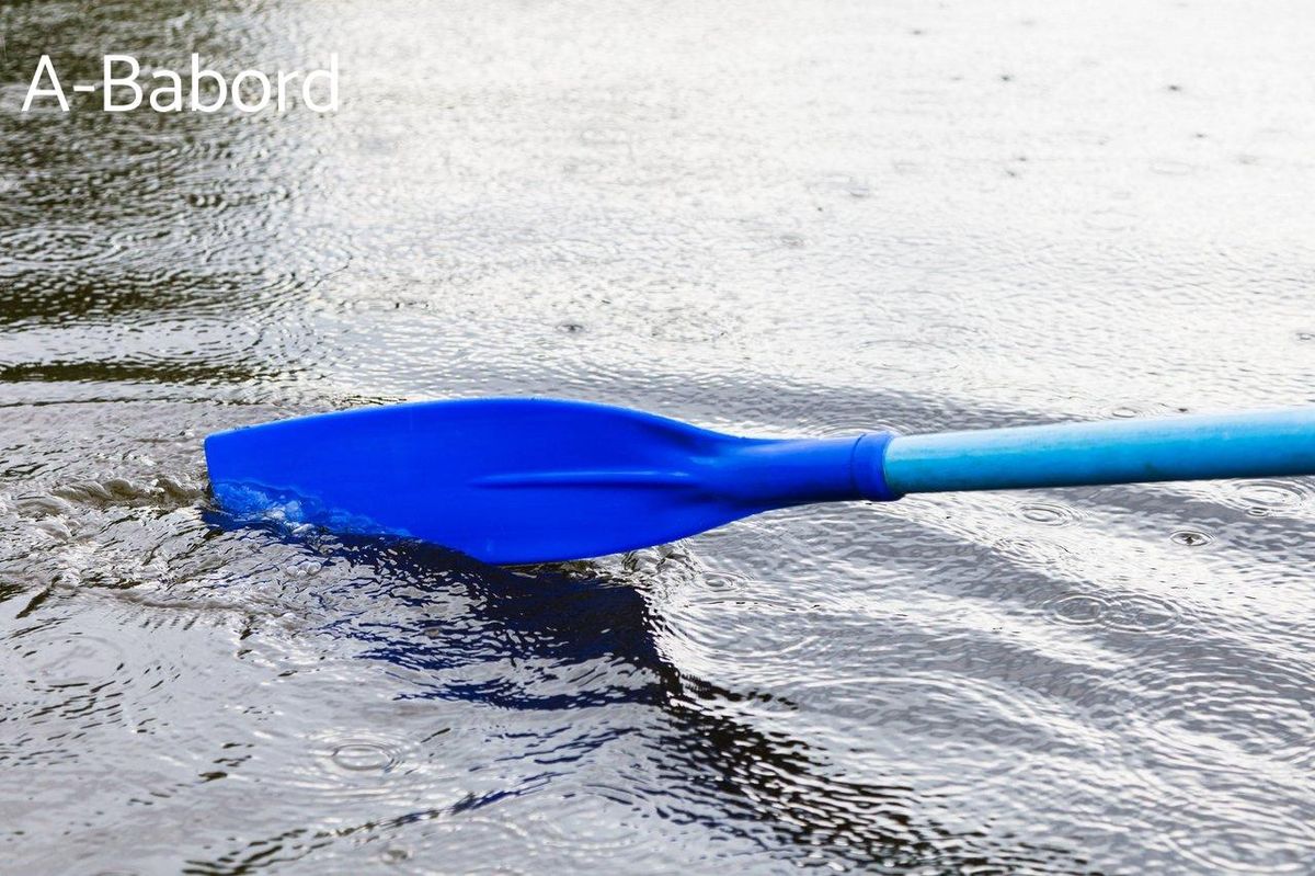 La pagaie fend l'eau, symbole de passion et maîtrise aux Championnats Européens.