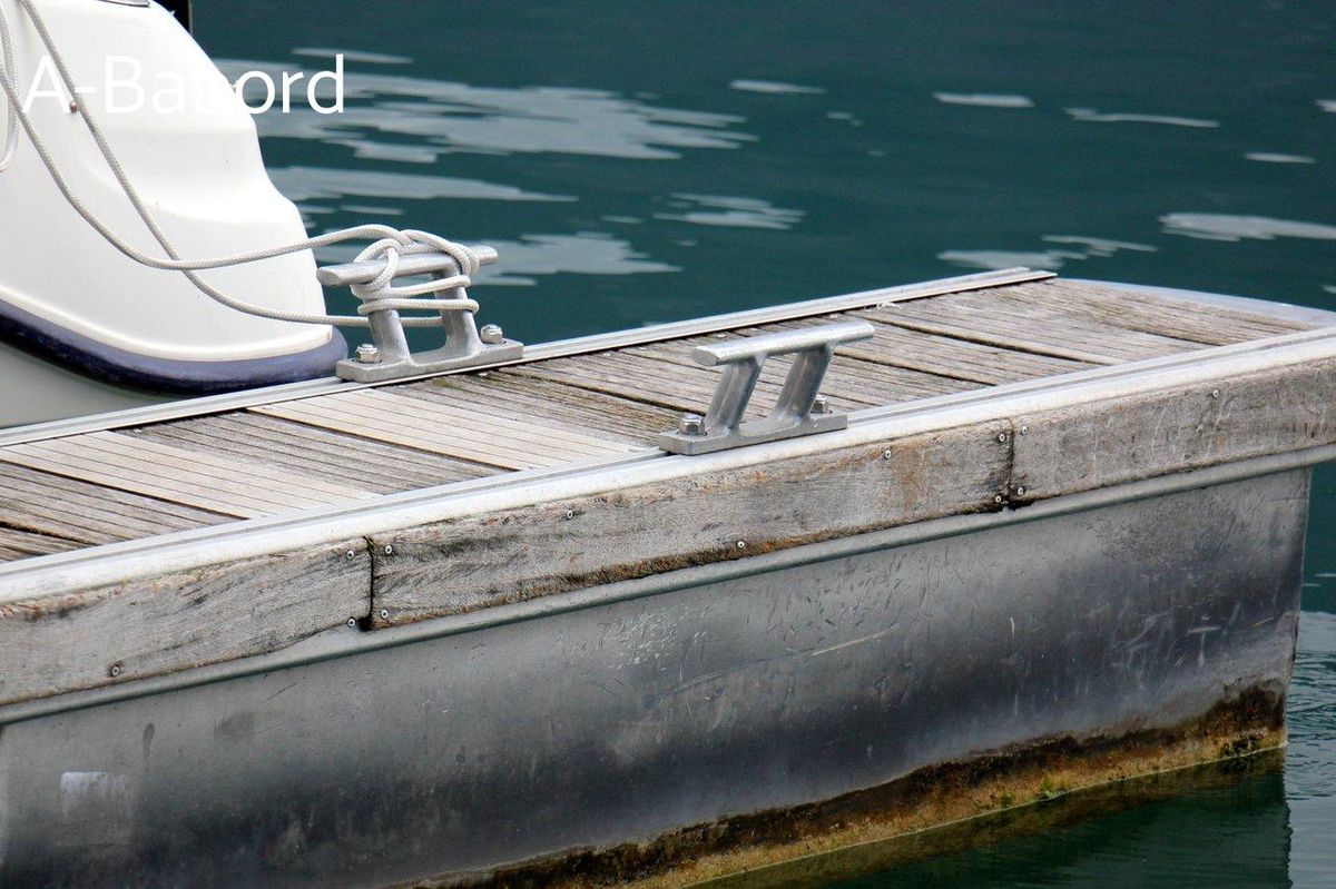 Le bois vieilli et le métal résistent à la corrosion au fil du temps, essentiels pour les hors-bord.