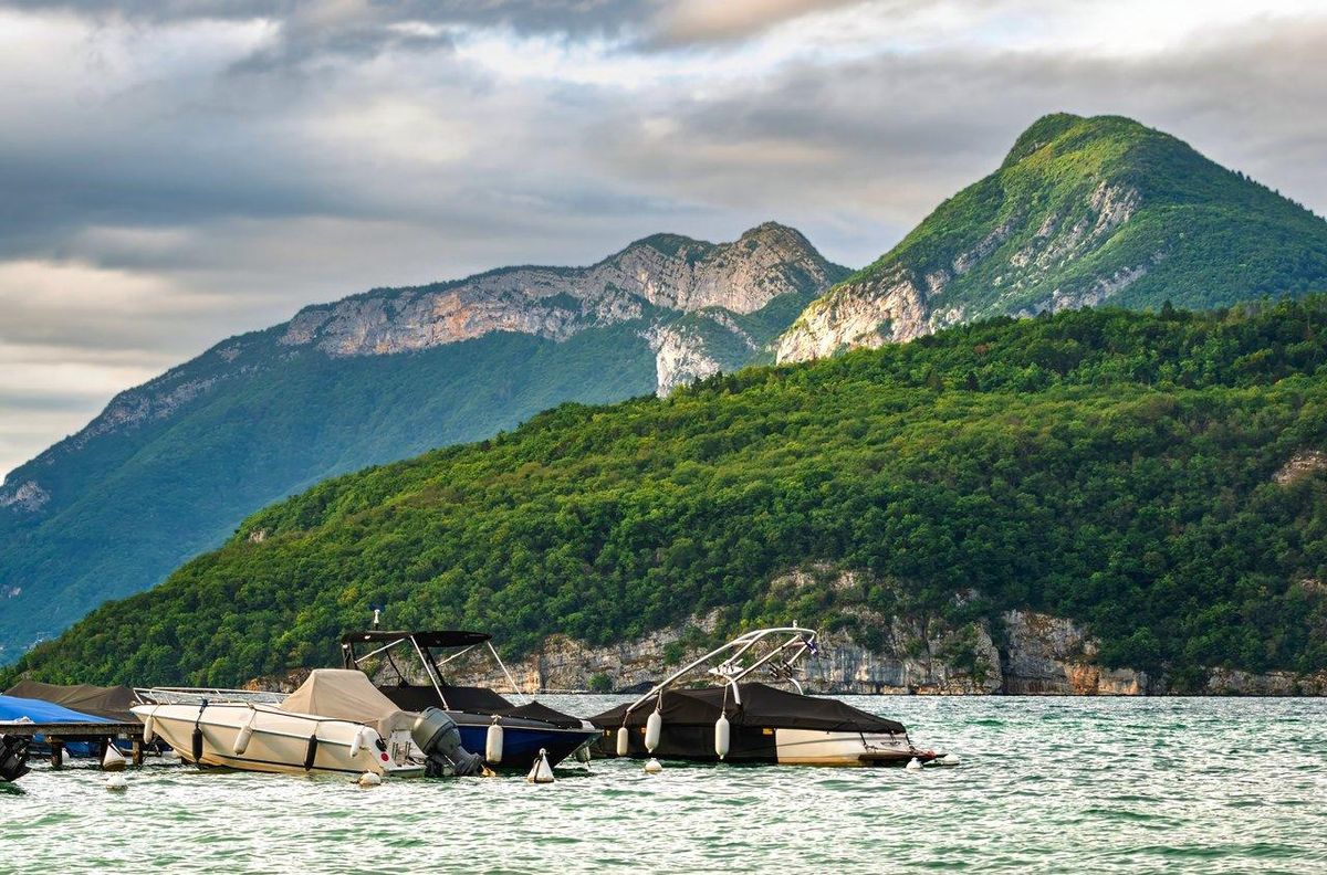 Les sports nautiques extrêmes à Annecy offrent des sensations fortes face aux majestueuses montagnes alpines.