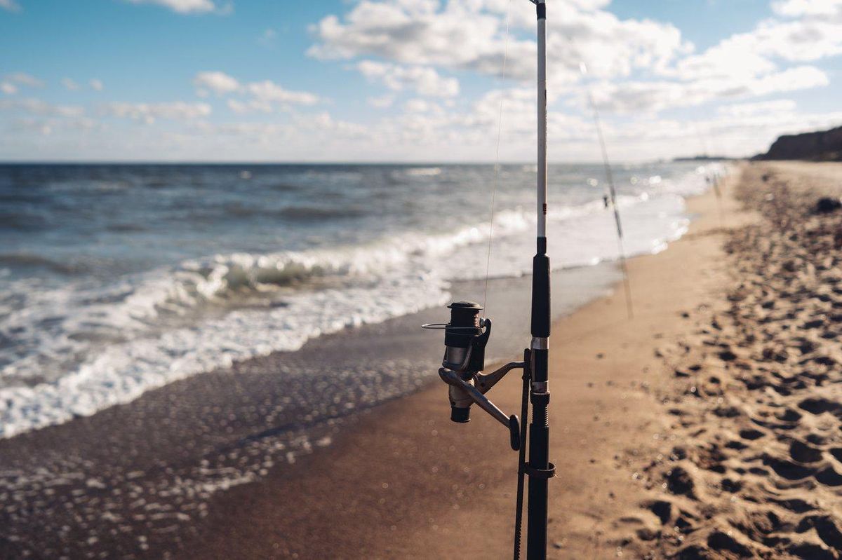 Matériel de beach surfcasting prêt pour le lancer lourd en mer du bord, idéal pour de longues distances.