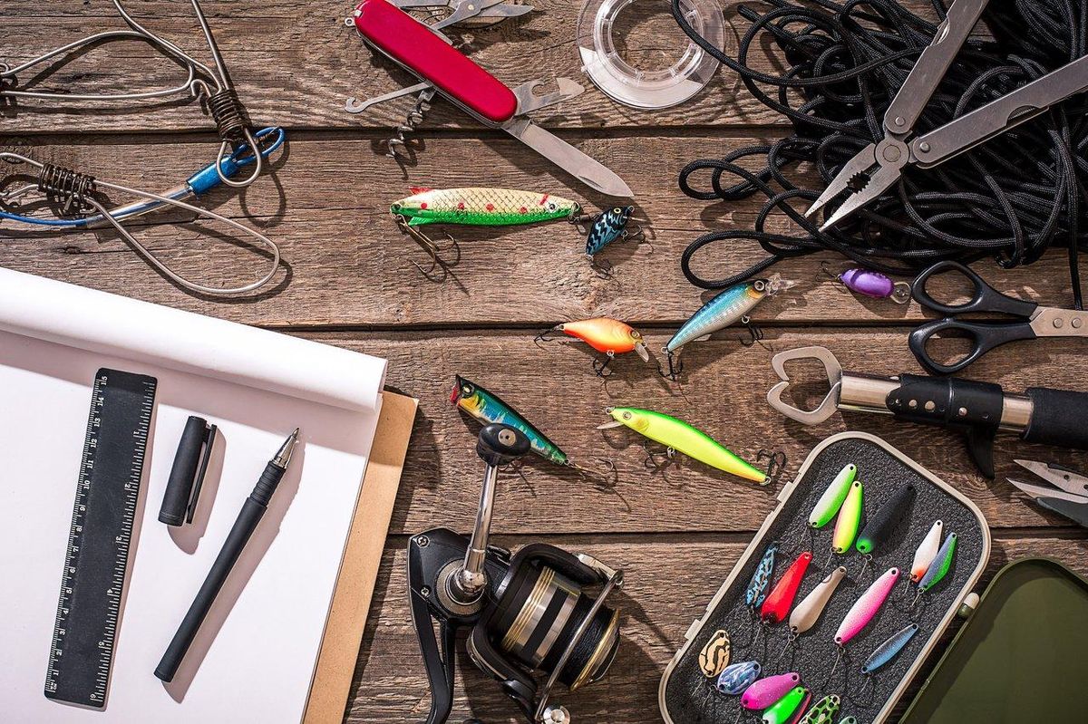 Matériel de pêche essentiel organisé, parfait pour un week-end pêche en eau douce avec petit budget.