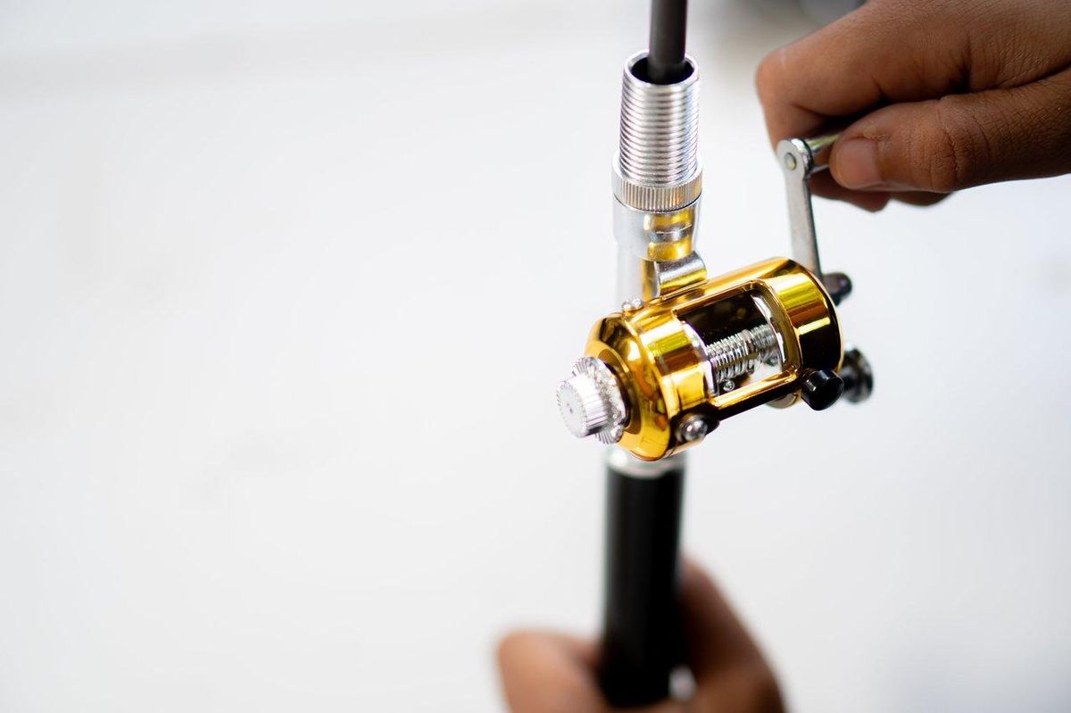 Matériel ultralight pour la pêche au chevesne dans une eau claire, alliant légèreté et précision.