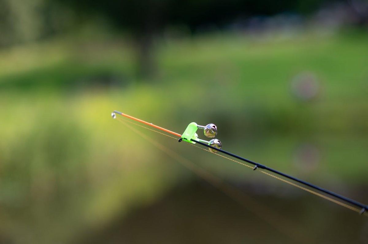 Montage high rig pour pêche délicate, avec gaine silicone protégeant l'hameçon au-dessus de rochers sous-marins.