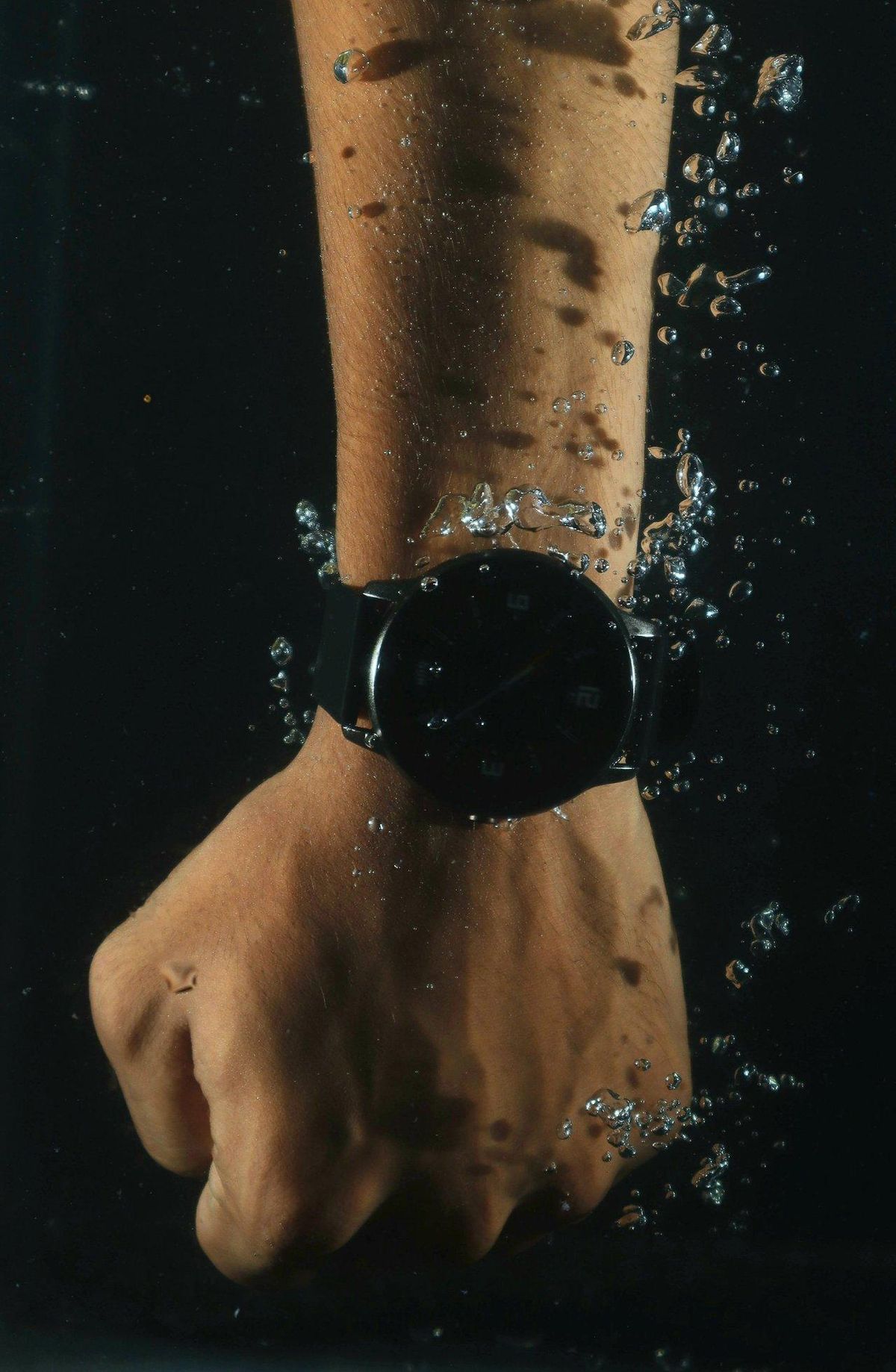 Montre connectée de natation affichant les métriques SWOLF et fréquence cardiaque en piscine.
