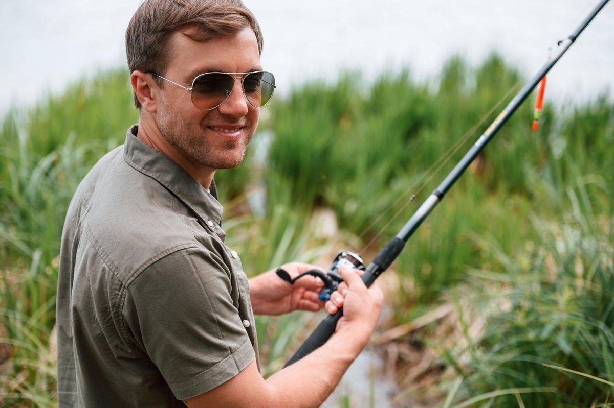 Montures de lunettes polarisantes variées portées lors d'une pêche en rivière, idéales pour la pêche en eau douce.