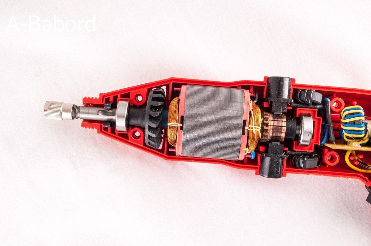 Moteur électrique en coupe : efficacité et maintenance réduite, un choix moderne pour votre hors-bord.