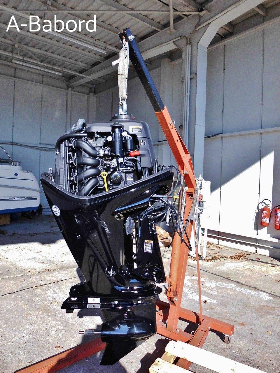 Moteur hors-bord moderne en démontage, reflet de la technologie actuelle.