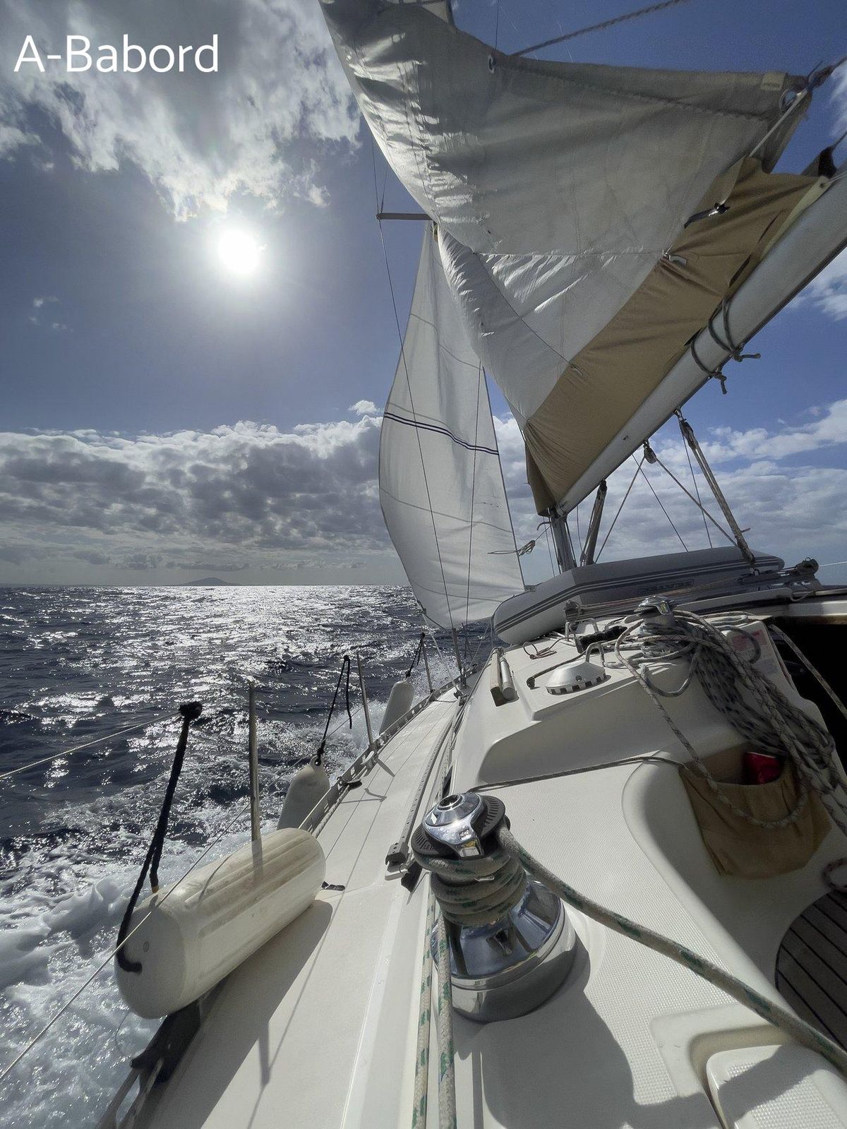 Naviguer en voilier, c'est apprendre activement, une expérience mer unique et enrichissante.