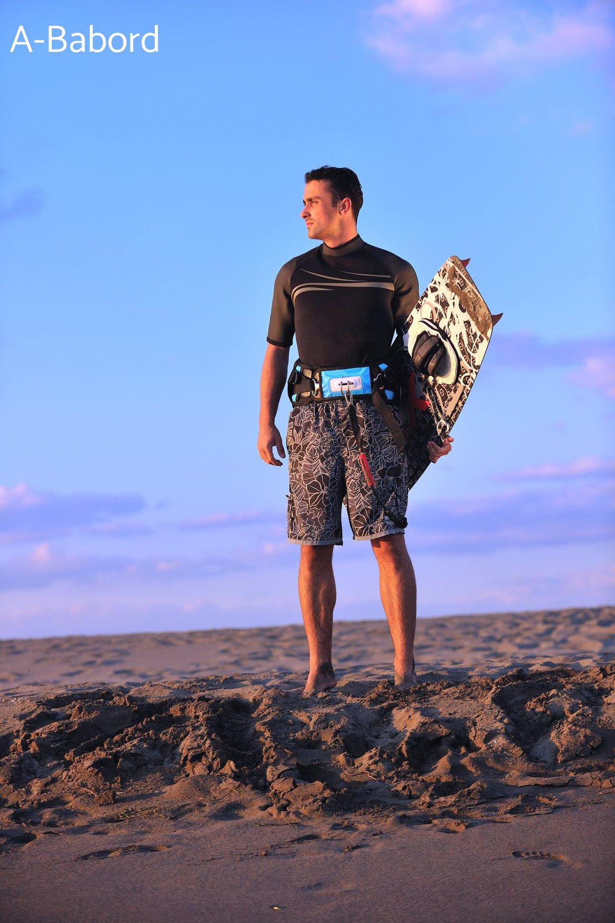 Passionné de wakeboard, prêt à reprendre après une blessure, l'horizon en vue.