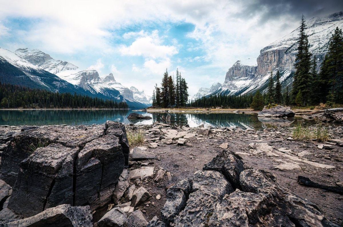 Paysage naturel du parc national de la Mauricie, un lac canadien sauvage entouré de forêts denses.