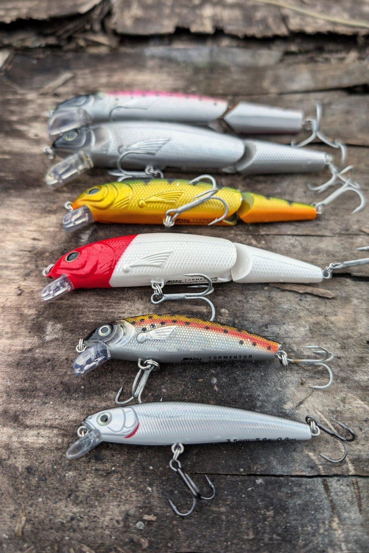 Pêche à la dandinette en mer : leurre vertical sur bateau, matériel léger pour une partie de pêche efficace.